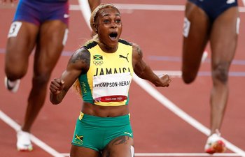 Elaine Thompson celebra al llegar primera en los 100 metros con récord olímpico incluido