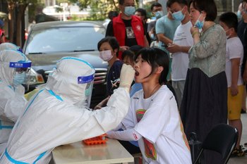 Una mujer recibe una prueba de ácido nucleico para el coronavirus Covid-19 en Zhengzhou, en la provincia central china de Henan, el 31 de julio de 2021.