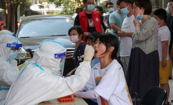 Una mujer recibe una prueba de ácido nucleico para el coronavirus Covid-19 en Zhengzhou, en la provincia central china de Henan, el 31 de julio de 2021.