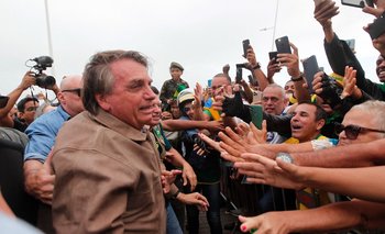 El presidente brasileño, Jair Bolsonaro, saluda a sus seguidores en Salvador.
