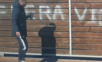 Un hincha de Nacional pintó el portón de Los Céspedes: "Fuera violadores"