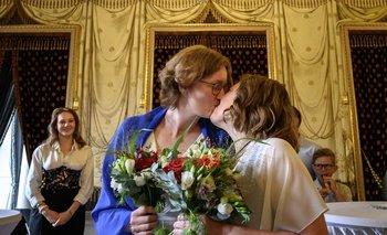 Laure (L) y Aline se besan en su boda en Ginebra después de que la ley suiza de "matrimonio para todos" entrara en vigor el 1° de julio de 2022.