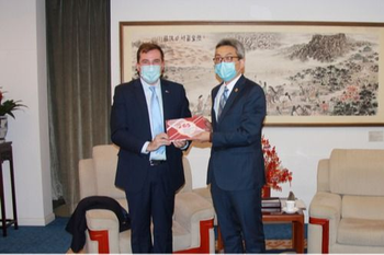 El embajador de Uruguay en China, Fernando Lugris, junto al director general de América Latina de la Cancillería China, Cai Wei, en una reunión de 2021