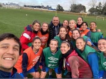 Ruben Sosa y las jugadoras del equipo tricolor