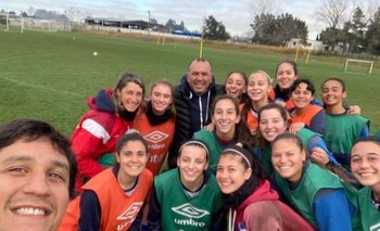 Ruben Sosa y las jugadoras del equipo tricolor