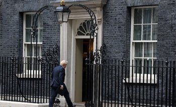 El Primer Ministro, Boris Johnson, hizo el anuncio frente a la residencia de Downing Street