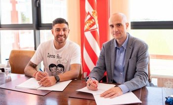 Zarfino puso la firma en el Sporting Gijón