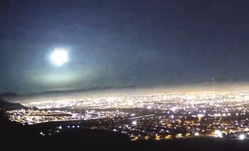 Imagen del meteoro por encima de Chile mientras se prende fuego, antes de evaporarse
