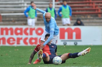 Agustín Peña pelea el balón con José Neris