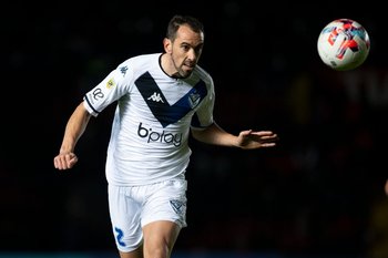 Desde que llegó a Vélez, Godín ha jugado muy poco por su lesión crónica