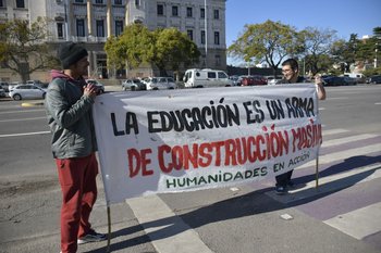Manifestación de estudiantes y docentes frente al Parlamento por la Rendición de Cuentas