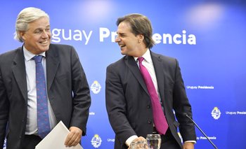 El presidente Luis Lacalle Pou y el canciller Francisco Bustillo sonríen antes de anunciar la culminación del estudio de factibilidad conjunto con China