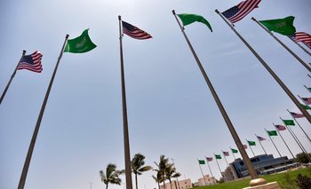 Banderas estadounidenses y de Arabia Saudita
