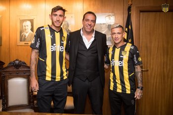 Dos de las nuevas figuras de Peñarol, Yonatthan Rak y Brian Lozano, junto al presidente Ignacio Ruglio