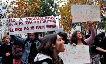 Ambientalistas gritan consignas contra el proyecto minero Pascua Lama en Santiago.