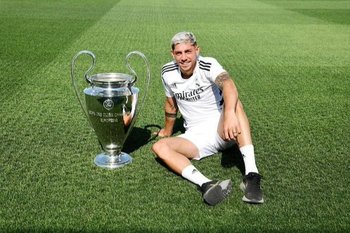 Valverde posando con el trofeo de la Champions ganada hace algunos meses