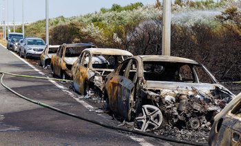 Autos quemados en las dunas de De Haan; costa de Bélgica