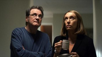 Colin Firth y Toni Collette en The Staircase