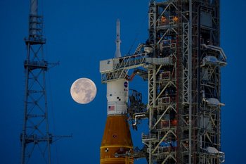 En esta foto de archivo tomada el 15 de junio de 2022, el cohete Artemis I Moon de la NASA se encuentra en el Launch Pad Complex 39B en el Centro Espacial Kennedy, en Cabo Cañaveral, Florida.