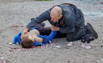 La foto que recorre el mundo: un padre ucraniano yace en el suelo junto a su hijo muerto por un bombardeo ruso