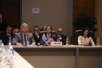 Lacalle Pou, acompañado por el canciller, Francisco Bustillo, y la ministra de Economía, Azucena Arbeleche, da su discurso en una nueva cumbre del Mercosur