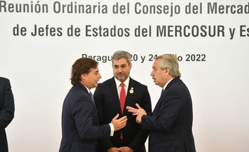El presidente uruguayo, Luis Lacalle Pou, discute con su par argentino, Alberto Fernández, con el mandatario paraguayo Mario Abdo en el medio
