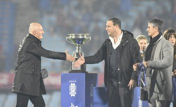 Repetto recibe de Álvaro Rivero la medalla de campeón