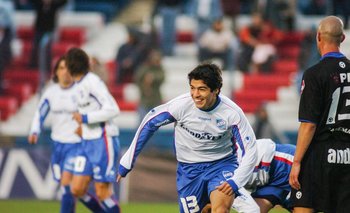 Suárez festeja su primer gol oficial en 2005, ante Paysandú