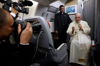 Francisco, durante la conferencia que brindó a bordo del avión papal que lo regresó al Vaticano tras su visita a Canadá.