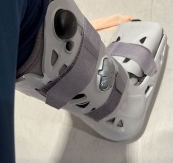 El tobillo derecho de Facundo Pellistri fue el que sufrió la lesión y le colocaron una bota