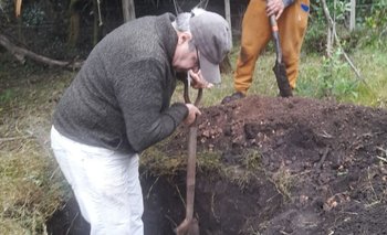 Gustavo "El Pato" Torena, realizando excavando en Aiguá
