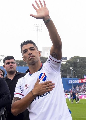 Luis Suárez saluda a los hinchas