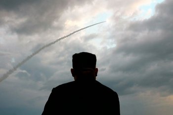 Dirigente de Corea del Norte, Kim Jong Un presencia el lanzamiento de un misil