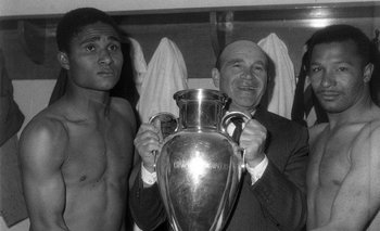 Eusebio, Bela Guttmann y Mário Coluna de Benfica y la Copa de Campeones de Europa