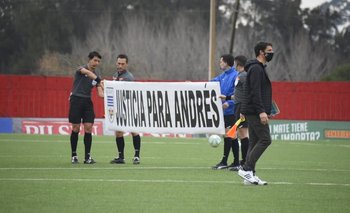 En reiteradas oportunidades los jueces del fútbol uruguayo salieron a los partidos con pancartas para pedir justicia por el exjuez de línea