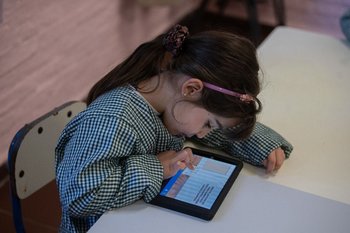 Alumna de preescolar con una tablet del Plan Ceibal