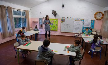 Los niños y maestros utilizan la computadora en el aula.
