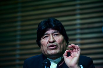 Bolivia presentó una contrademanda ante la CIJ para pedir a la corte que le reconozca sus derechos sobre el flujo artificial del río, por el sistema de canales construidos para reunir agua de manantiales, y exigió que Chile pague una indemnización por uso de esos recursos.