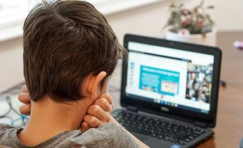 Niño estudiando de forma virtual con su computadora
