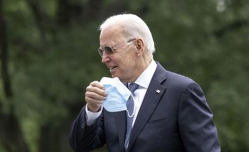 El presidente de Estados Unidos, Joe Biden, con una mascarilla en la mano