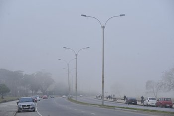 La niebla reduce la visibilidad horizontal menor de un kilómetro