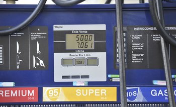 La suba hace que cargar nafta en auto sea $ 135 más caro en promedio que en marzo
