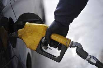 Carga de combustible en un vehículo.
