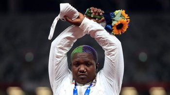 Raven Saunders se cruzó de brazos al recibir la medalla olímpica