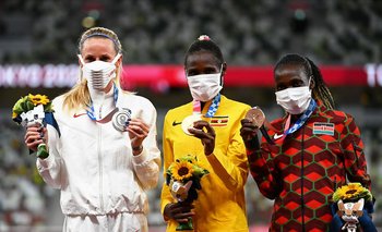 El podio de los 3.000 metros con obstáculos femenino en los Juegos Olímpicos de Tokio 2020: Courtney Frerichs (EEUU), Peruth Chemutai (Uganda) y Hyvin Kiyeng (Kenia)