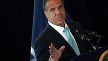 El gobernador de Nueva York, Andrew Cuomo, enfrenta crecientes presiones para que renuncie