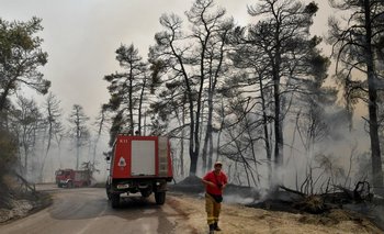 Los bomberos controlan el incendio en una carretera en el norte de Evia, Grecia