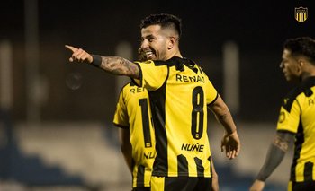 Pablo Ceppelini, de Peñarol, celebra su gol ante Cerro Largo