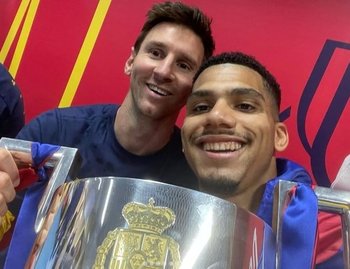 Ronald Araújo y Lionel Messi cuando ganaron en abril pasado la Copa del Rey