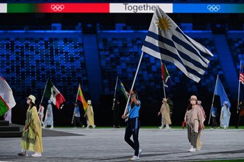 María Pía Fernández desfiló con la bandera uruguaya en la clausura de los Juegos